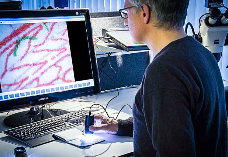 Nasjonalt ID-senters dokumentgransker Dag Hov demonstrerer USB-mikroskopet (Foto: Per Haddal, Nasjonalt ID-senter.)