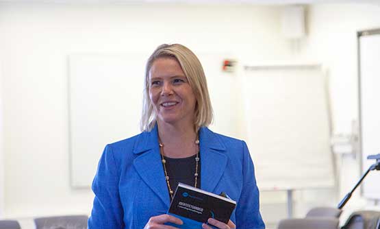Picture showing Minister of Immigration and Integration, Sylvi Listhaug, on a visit to National ID-Centre.